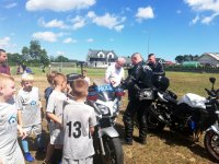 policjanci z dziećmi na pikniku