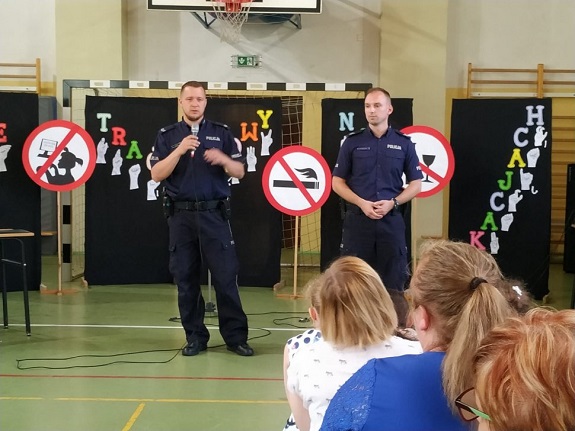 Na zdjęciu widoczni są dwaj policjanci w trakcie spotkania z dziećmi.