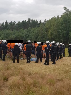 policjanci z OPP w Łodzi, którzy otoczyli grupę pseudokibiców ubranych w pomarańczowe koszulki