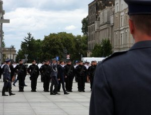 minister sprawiedliwości Zbigniew Ziobro przechodzi przed pododdziałami