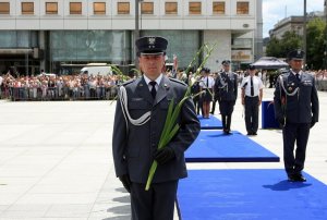 oficer służby więziennej z kwiatami