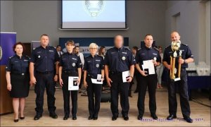 Zastępca Komendanta Głównego Policji nadinsp. Kamil Bracha ze zwycięzcami, Koemdnantem Szkoły Policji w Pile oraz Zastępcą Komendanta Wojewódzkiego we Wrocławiu