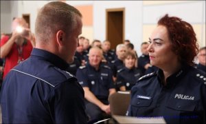 Komendant SP w Pile składa gratulacje jednemu z laureatów
