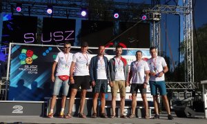 sześciu zawodników z medalami na szyi