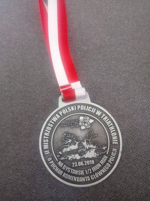 medal nagroda za udział w zawodach na biało-czerwonej tasiemce