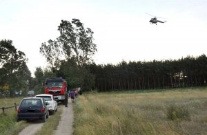 na niebie helikopter, w tel samochody i wóz strażacki