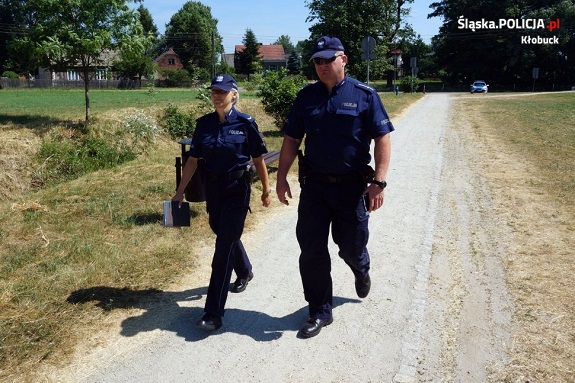 Na zdjęciu widocznych jest dwoje policjantów  trakcie patrolu.