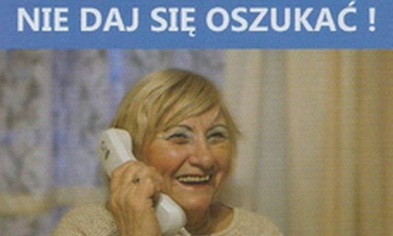 kobieta - seniorka rozmawiająca przez telefon