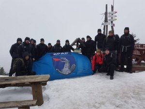 Policjanci z Samodzielnego Pododdziału Antyterrorystycznego Policji z Krakowa na szczycie góry