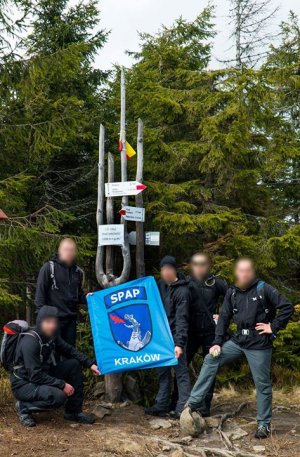 Policjanci z Samodzielnego Pododdziału Antyterrorystycznego Policji z Krakowa na szczycie góry