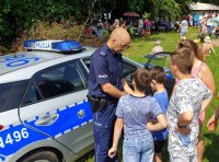 policjanci na pikniku profilaktycznym  z dziećmi