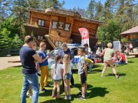 policjanci na pikniku profilaktycznym z dziećmi rozmawiaja o bezpieczeństwie nad wodą