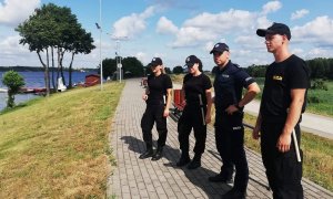 Słuchacze szkolenia podstawowego i policjanci z Włocławka w patrolu pieszym