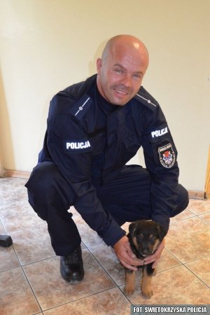 policjant z odnalezionym psem