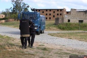 policjanci podchodzą z tarczą balistyczną