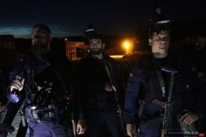 policjanci podczas działań nocnych