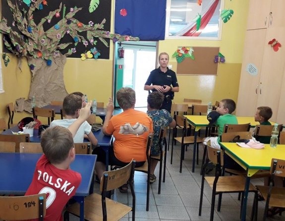 policjantka rozmawia z dziećmi o bezpieczeństwie