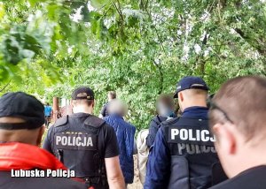Policjanci prowadzą poszukiwania kobiet w terenie leśnym