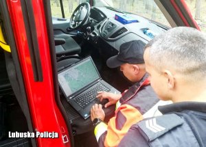 Policjanci prowadzą poszukiwania kobiet w terenie leśnym