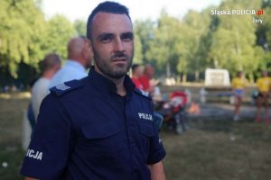 Zdjęcie policjanta odznaczonego przez WOPR