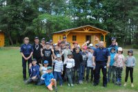 policjanci na pikniku profilaktycznym rozmawiają z dziećmi o bezpieczeństwie
