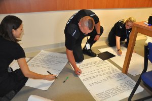 Wspólna praca policjantów nad projektem programu profilaktycznego.