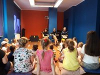 policjantki rozmawiają z dziećmi o bezpieczeństwie