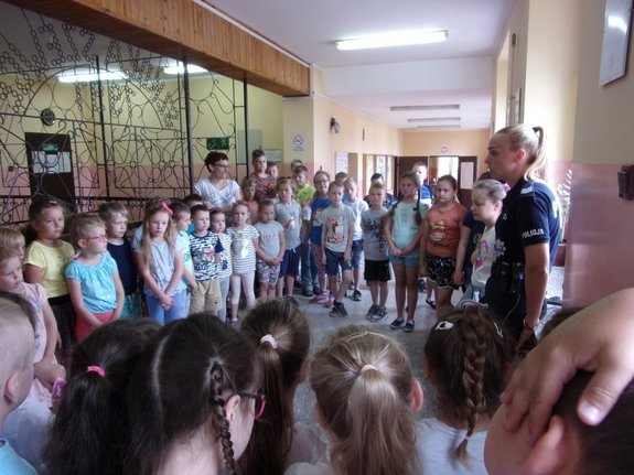 policjanci rozmawiają z  dziećmi o bezpieczeństwie