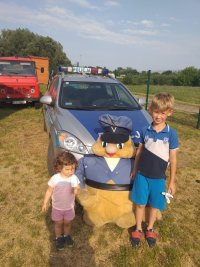 policjanci rozmawiają o bezpieczeństwie podczas pikniku profilaktycznego