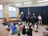 policjanci rozmawiają z dziećmi o bezpieczeństwie