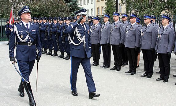 komendant dokonuje przeglądu odddziału