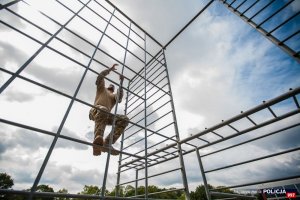 Międzynarodowe Zawody Wytrzymałościowo-siłowych Służb Mundurowych ,,Uwierz, Walcz, Zwyciężaj&amp;quot; - zawodnicy Centralnego Pododdziału Kontrterrorystycznego Policji na torze przeszkód, na zdjęciu m.in. nadkom. Krzysztof Sowiński