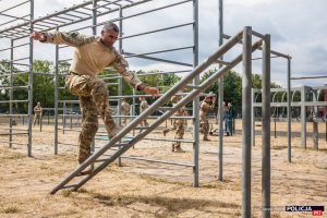 Międzynarodowe Zawody Wytrzymałościowo-siłowych Służb Mundurowych ,,Uwierz, Walcz, Zwyciężaj&amp;quot; - zawodnicy Centralnego Pododdziału Kontrterrorystycznego Policji na torze przeszkód, na zdjęciu m.in. nadkom. Krzysztof Sowiński