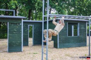 Międzynarodowe Zawody Wytrzymałościowo-siłowych Służb Mundurowych ,,Uwierz, Walcz, Zwyciężaj&amp;quot; - zawodnicy Centralnego Pododdziału Kontrterrorystycznego Policji na torze przeszkód, na zdjęciu m.in. nadkom. Krzysztof Sowiński