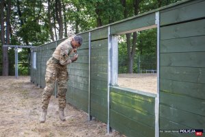 Międzynarodowe Zawody Wytrzymałościowo-siłowych Służb Mundurowych ,,Uwierz, Walcz, Zwyciężaj&amp;quot; - zawodnicy Centralnego Pododdziału Kontrterrorystycznego Policji na torze przeszkód, na zdjęciu m.in. nadkom. Krzysztof Sowiński