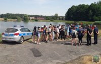 policjanci rozmawiają z młodzieżą o bezpieczeństwie