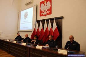 Minister MSWiA E. Witek, Komendant Główny Policji, Komendant Wojewódzki Policji we Wrocławiu, Zastępcy Komendanta Wojewódzkiego we Wrocławiu podczas odprawy. Pani Minister E. Witek przemawia do policjantów