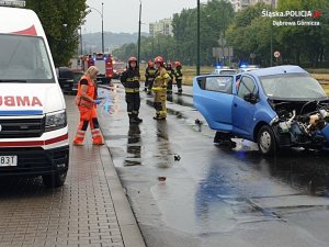 ratownicy medyczni i strażacy przy uszkodzonym pojeździe