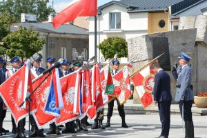 nadkom. Robert Faryna przed sztandarem