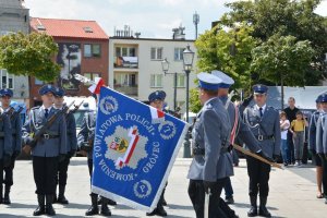 prezentacja sztandaru przed pododdziałem ustawionym w szyku