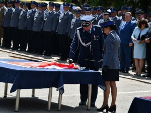 Zastępca Komendanta Głównego Policji mł. insp. Tomasz Szymański wbija gwóźdź honorowy do sztandaru