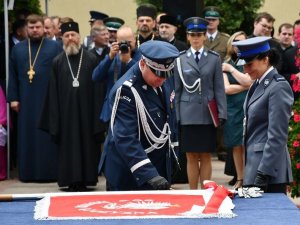 Komendant Wojewódzki Policji wbija gwóźdź honorowy do sztandaru