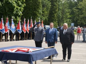 minister, komendant Hajnówki oraz przewodniczący komitetu nadania sztandaru oddają honor sztandarowi