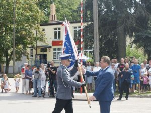 minister przekazuje sztandar komendantowi powiatowemu policji w Hajnówce