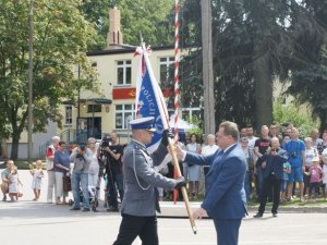 minister przekazuje sztandar komendantowi powiatowemu policji w Hajnówce