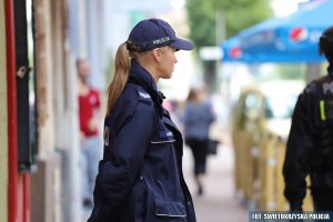 na pierwszym planie policjantka podczas zabezpieczenia