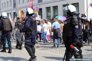 marsz ludności ulicami Kielc zabezpieczany przez umundurowanych policantów