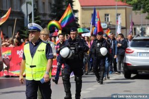 marsz ludności ulicami kielc zabezpieczany przez policjantów ruchu drogowego