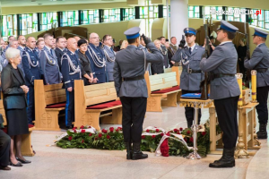 policjanci podczas uroczystości pogrzebowej na czele kompania honorowa