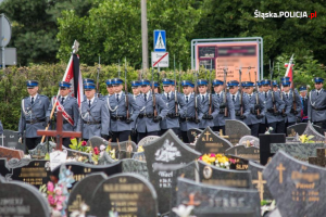kompania honorowa na cmentarzu podczas uroczystości pogrzebowych